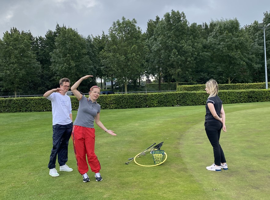 Aafke Romeijn krijgt golfles