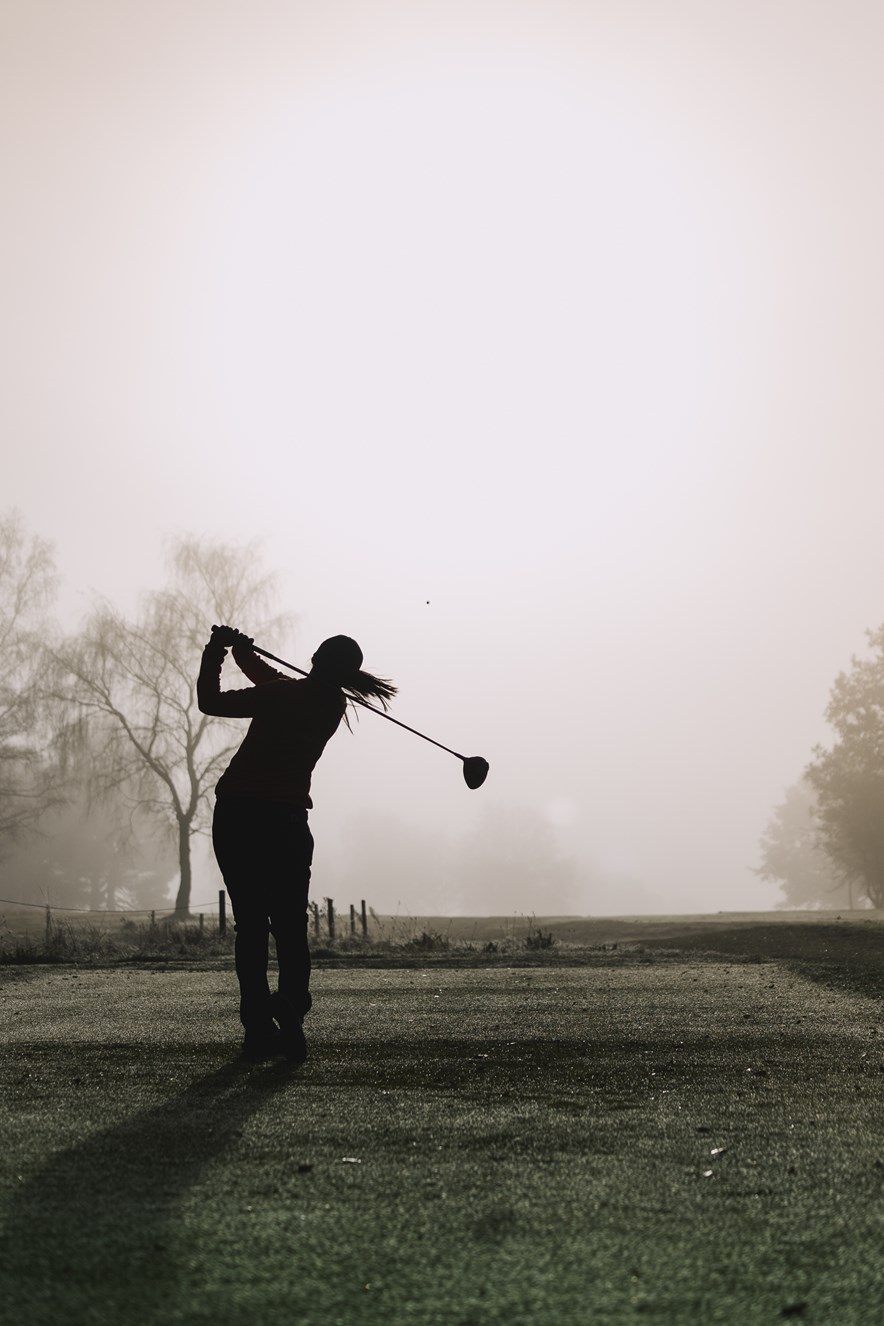Golfer met tegenlicht
