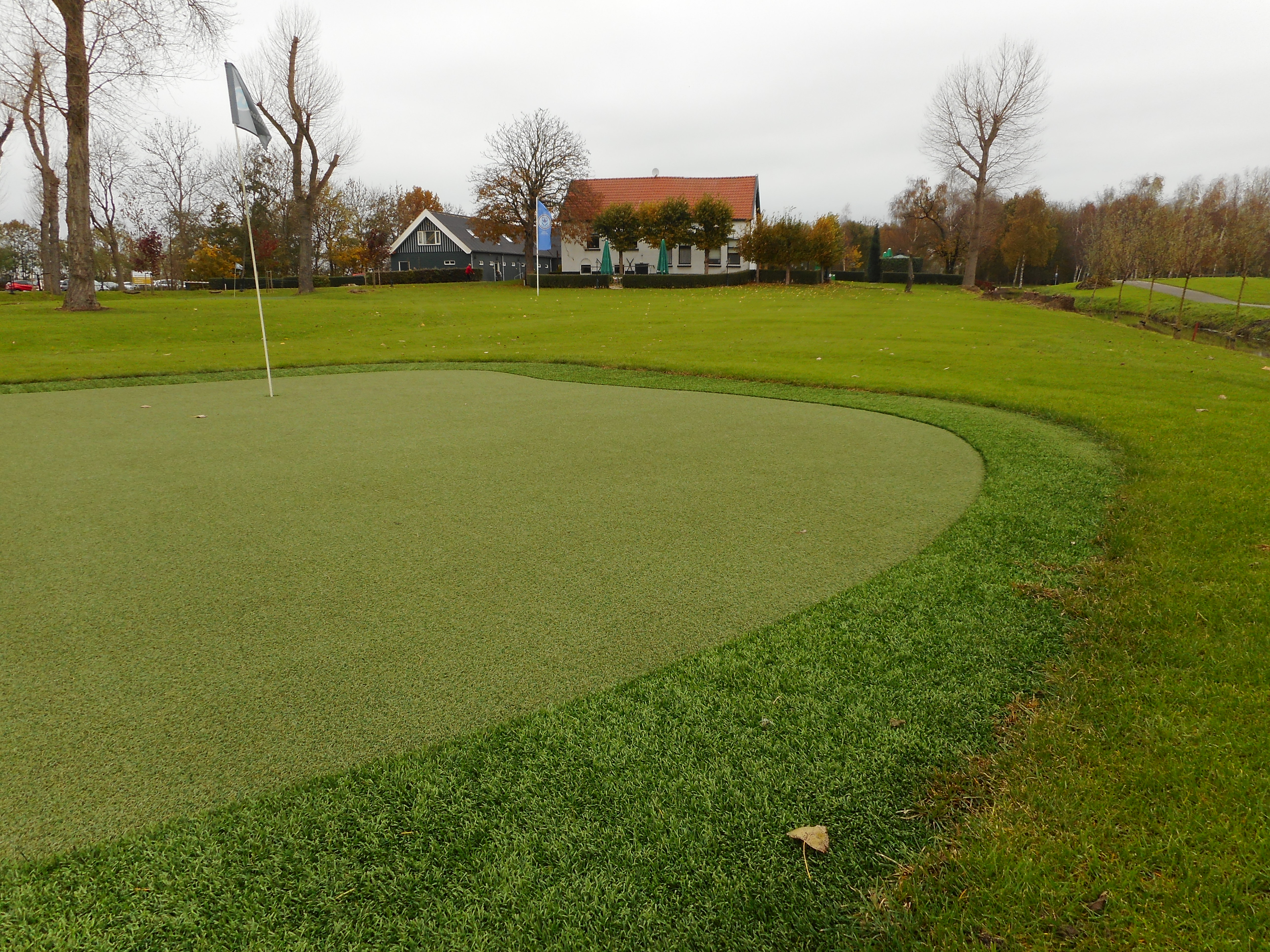 Een kunstgras oefengreen met kunstgras fringe op Golfbaan Schinkelshoek