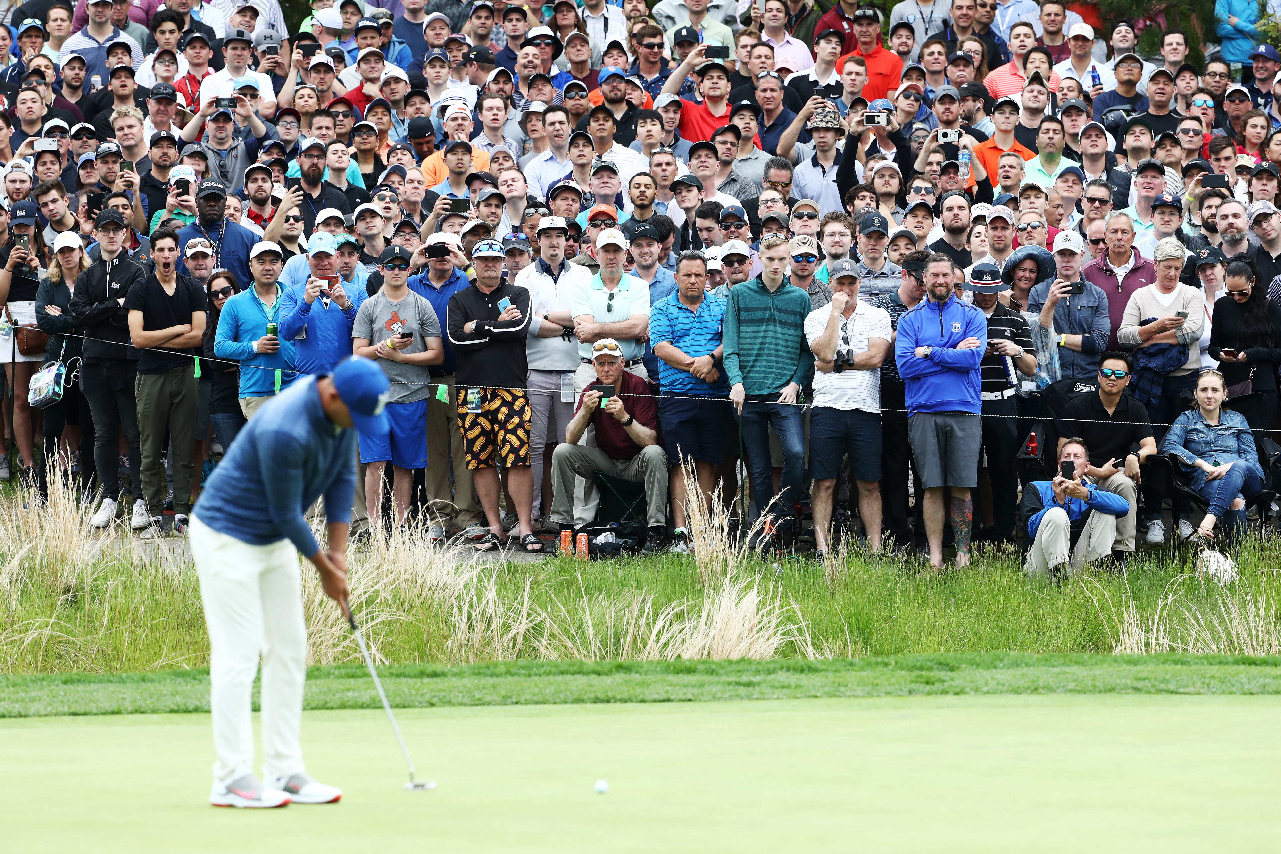 Koepka putt tijdens US PGA 2019