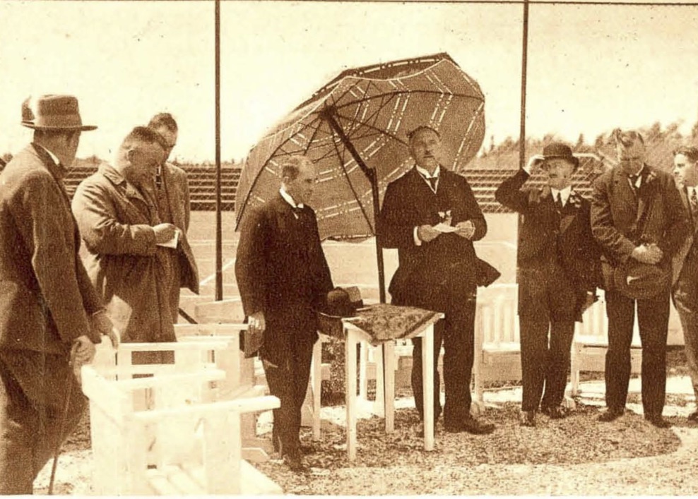 Wethouder Ter Haar (l) en Temmink (r) onder de paraplu bij de opening van het centre court aan de Tweede Wandelweg (1924).